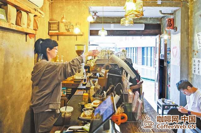 重庆妹子回家创业，抱团发展——在老街开咖啡店 把热爱变成事业.jpeg