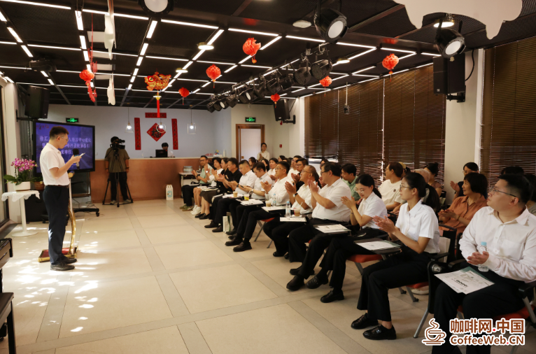上海首份！徐汇为咖啡店主量身定制&ldquo;经营避坑指南&rdquo;&rarr;The first one in Shanghai! Xuhui customizes a "Business Avoiding Guide" for coffee shop owners &rarr;