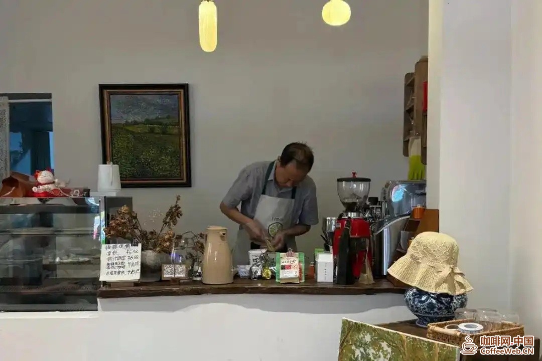成都70岁退休大爷卖咖啡火了，拿铁仅6元1杯A 70 year old retired man from Chengdu has become popular selling coffee, with a latte costing only 6 yuan per cup