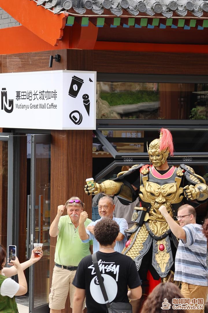 慕田峪长城咖啡试营业，游客登长城有了休憩新空间Mutianyu Great Wall Coffee has launched a trial operation, providing tourists with a new space to relax when climbing the Great Wall
