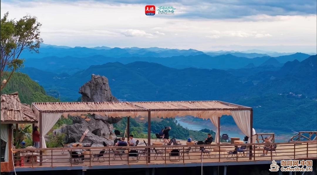 前不着村后不着店，这家山间咖啡店为什么火了？Why did this mountain coffee shop become popular when there was no village in front and no shop behind?