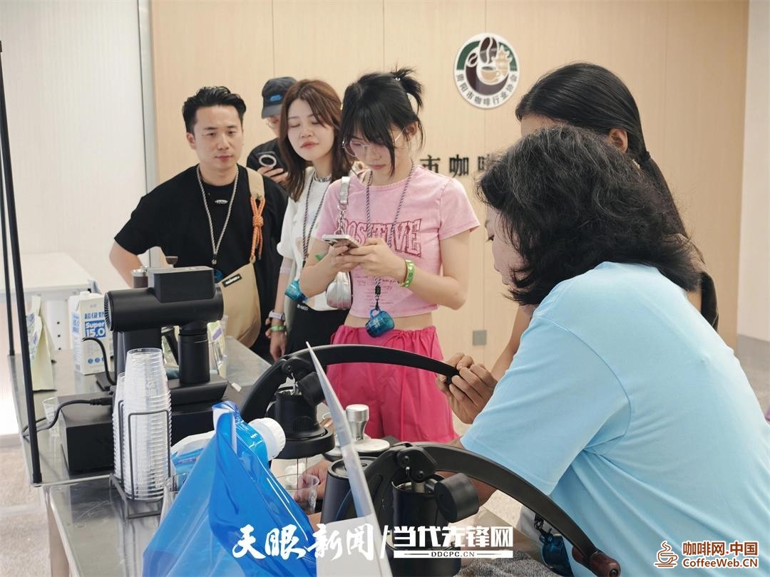国内头部咖啡品牌沙龙首次进驻贵阳！世界级咖啡选手与市民共品咖啡文化The top domestic coffee brand salon has entered Guiyang for the first time! World class coffee players share coffee culture with citizens