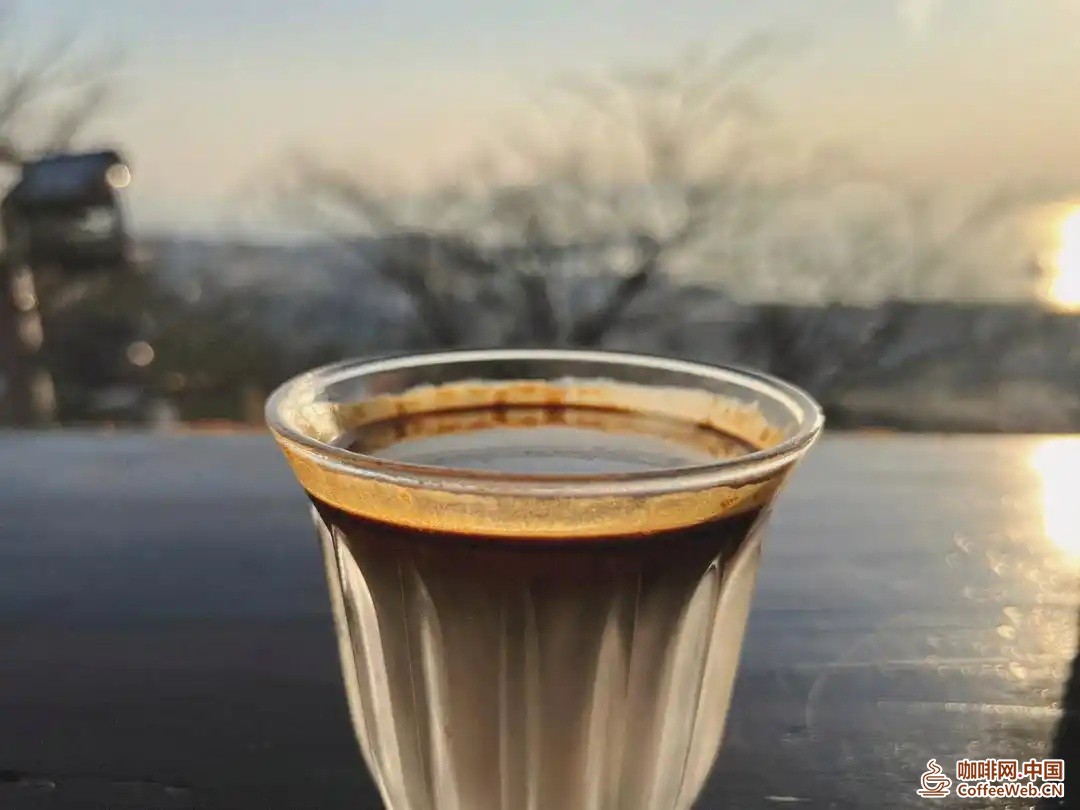 外卖小哥守护顾客的咖啡不被损坏Delivery guy guards customers' coffee from being damaged