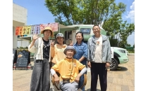 候鸟入滇记｜停在星云服务区的奶绿房车：三代&ldquo;候鸟&rdquo;，把旅途煮成一杯公路咖啡The entry of migratory birds into Yunnan - Milk green RV parked in Xingyun Service Area: Three generations of "migratory birds" cook their journey into a cup of road coffee