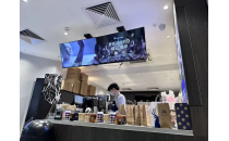 开到瑞幸、星巴克店门口，无人咖啡机要和连锁巨头&ldquo;掰手腕&rdquo;？- 浪潮之下Driving to the doorstep of Luckin Coffee and Starbucks, is the unmanned coffee machine going to compete with the chain giants? -Under the tide