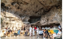 就是玩！把咖啡馆搬到桂林的悬崖、瀑布、高山、岩洞Just playing! Move the coffee shop to the cliffs, waterfalls, mountains, and caves in Guilin