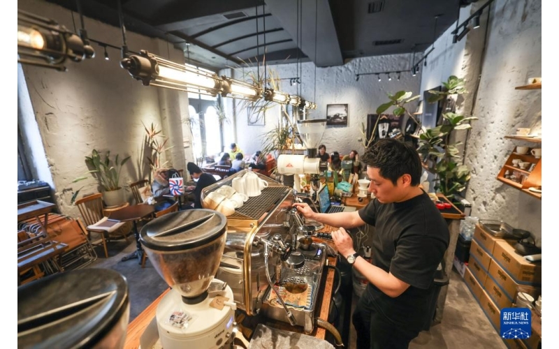新春走基层丨飘香咖啡解锁城市文旅休闲新图景New Year's Journey to the Grassroots - Fragrant Coffee Unlocks a New Landscape of Urban Culture, Tourism, and Leisure