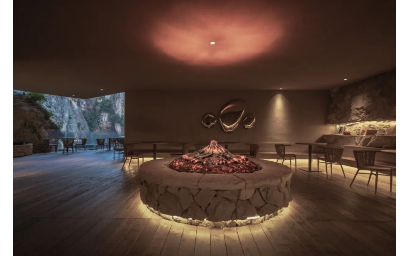 在海拔600米山间，在洞穴悬崖喝咖啡，激活了江南山水的春天Drinking coffee in caves and cliffs at an altitude of 600 meters in the mountains has activated the spring of Jiangnan's landscape