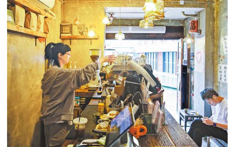 重庆妹子回家创业，抱团发展&mdash;&mdash;在老街开咖啡店 把热爱变成事业Chongqing girl returns home to start a business and develop together - opening a coffee shop in the old street and turning her passion into a career