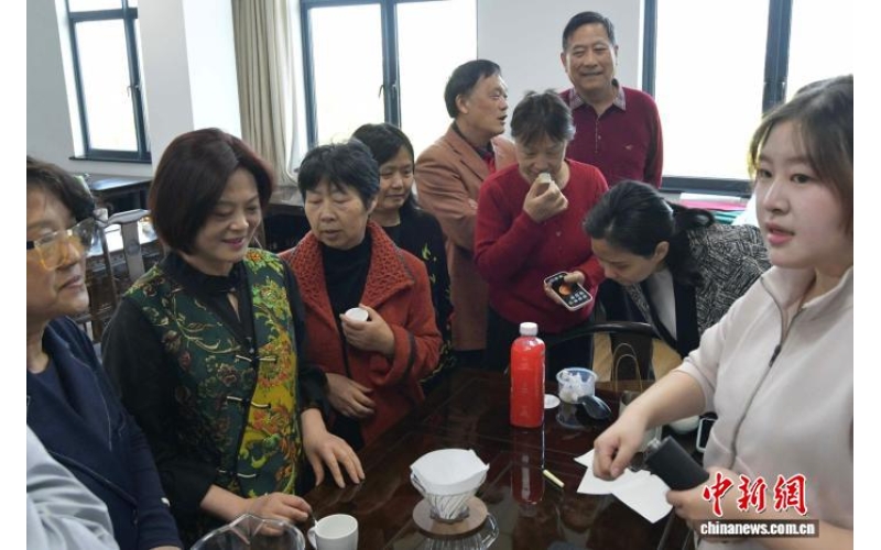 &ldquo;00后&rdquo;咖啡师遇见银发族：我在老年大学开&ldquo;潮课&rdquo;Post-2000s baristas meet silver haired individuals: I teach trendy courses at senior universities