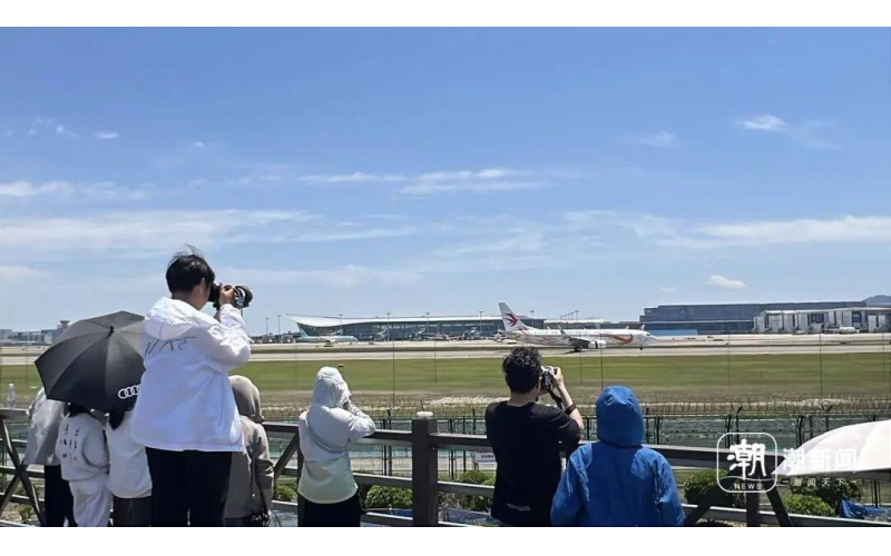 把咖啡馆开在机场跑道旁，杭州这家小店开业5天走红，带娃家长直呼：太爽了Opening the coffee shop next to the airport runway, this small shop in Hangzhou became popular after 5 days of operation, and parents with children exclaimed: it's so exciting