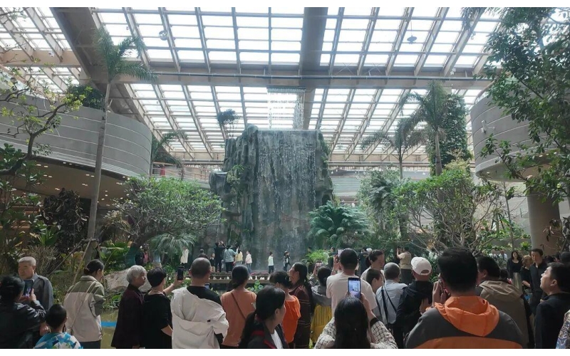 瀑布边喝咖啡还能学手艺？济南起步区焕新消费新场景 Drinking coffee by the waterfall and learning crafts? Jinan Start up Area Revitalizes with New Consumption Scenarios