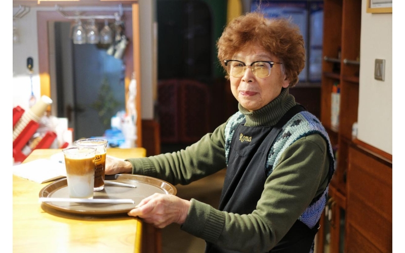 青岛87岁&ldquo;咖啡奶奶&rdquo;火了！一手拉花泡出最潮晚年87 year old 'coffee grandma' in Qingdao has become popular! Pulling flowers with one hand to soak in the trendiest old age