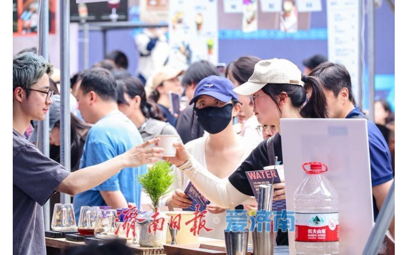 济南首届国际泉水咖啡嘉年华热度不减 泉韵咖香漫染泉城The first International Spring Water Coffee Carnival in Jinan continues to be popular, with the fragrance of spring water and coffee spreading throughout the city