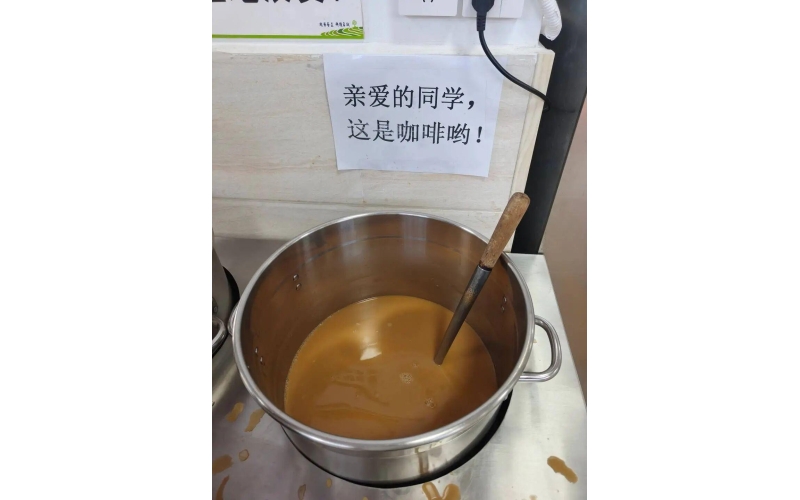 云南一高校食堂免费供应&ldquo;例汤式&rdquo;咖啡，拿桶装、用勺舀，网友：还是产地实在A university cafeteria in Yunnan offers free "soup style" coffee in barrels or spoons. Netizens say the origin is still genuine