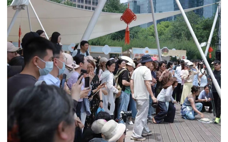 左手咖啡，右手茶！来陆家嘴咖啡节春季场，共赴这场不可错过的国潮之约Left hand coffee, right hand tea! Come to Lujiazui Coffee Festival Spring Festival to attend the China-Chic appointment that cannot be missed