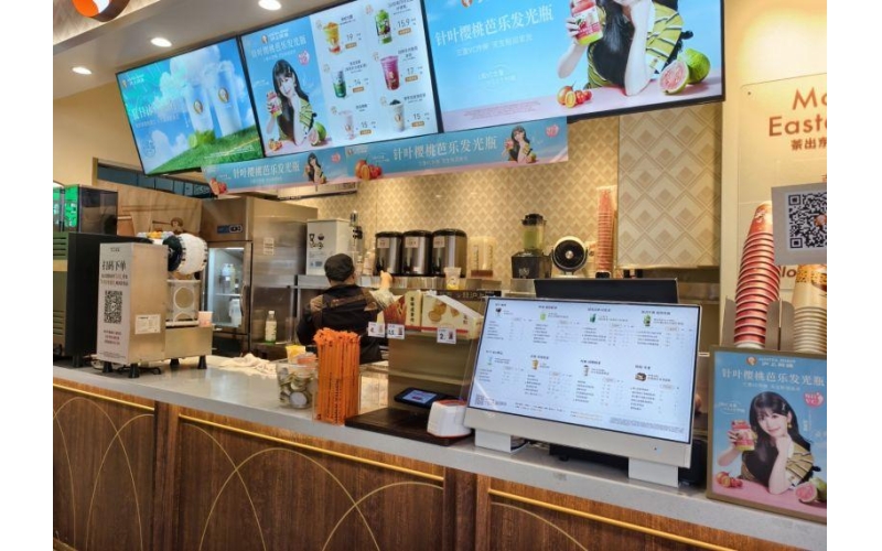 「新消费观察」菜单上的&ldquo;第二曲线&rdquo;：咖啡成新茶饮标配，巨头们的存量突围战The "Second Curve" on the "New Consumption Observation" menu: Coffee has become the standard for new tea drinks, and giants are fighting to break through their existing stocks