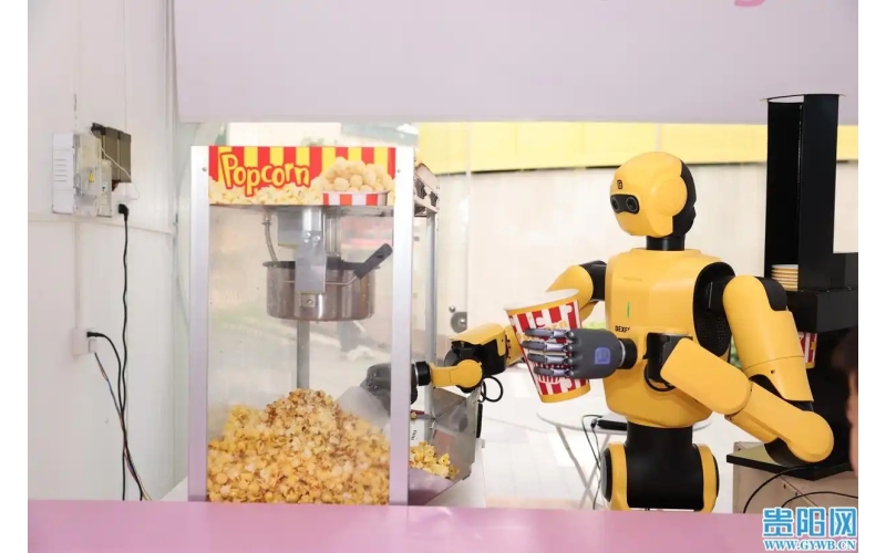 机器人现场做咖啡、画糖画！跨维智能数博会展位亮点抢先看Robots make coffee and paint candy on site! Get a sneak peek at the highlights of the booth at the Cross dimensional Intelligent Data Expo
