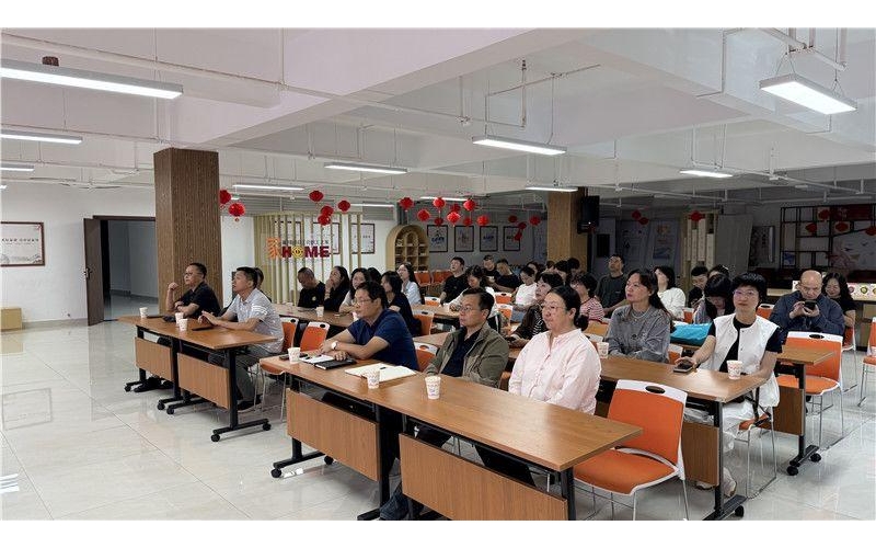 政协委员与群众围坐，共品云南小粒咖啡的&ldquo;乡土故事&rdquo;CPPCC members sit around with the masses, enjoying the "local story" of Yunnan small grain coffee together