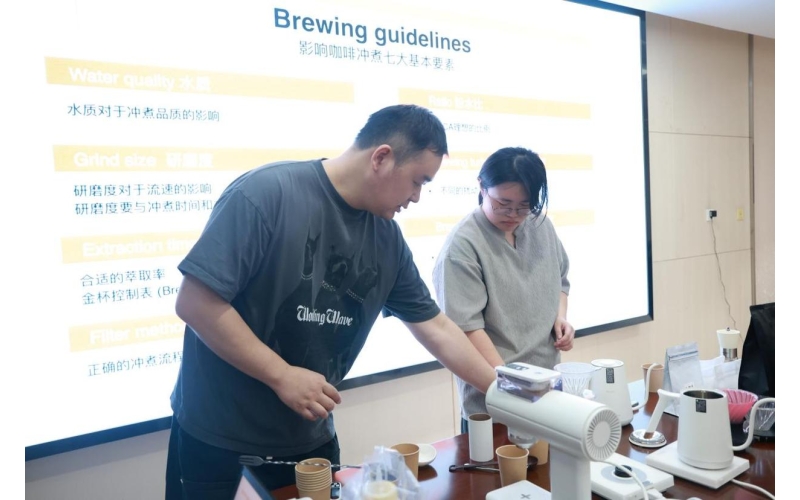 一杯咖啡撬动创业新赛道 经开区 &ldquo;巾帼筑梦&rdquo; 赋能女性逐梦前行A cup of coffee drives a new entrepreneurial track in the Economic Development Zone, empowering women to pursue their dreams through the "Women's Dream Building" initiative