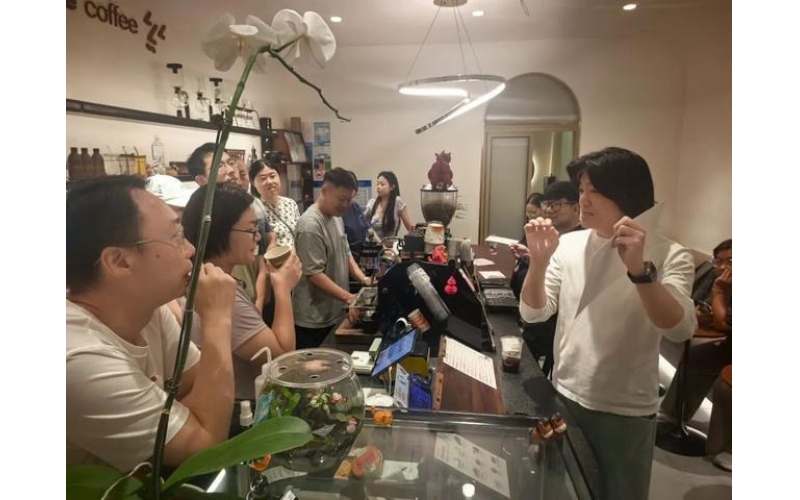 衡复风貌区咖啡传温情，青年夜校解锁基层治理新玩法Coffee spreads warmth in Hengfu Scenic Area, Youth Night School unlocks new ways of grassroots governance