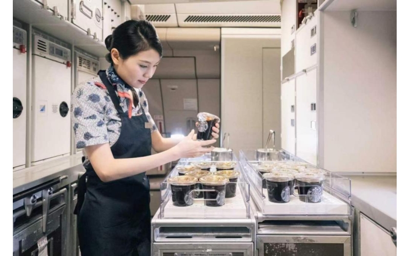 中国东航携手雀巢、星巴克升级云端咖啡体验China Eastern Airlines partners with Nestle and Starbucks to upgrade cloud coffee experience