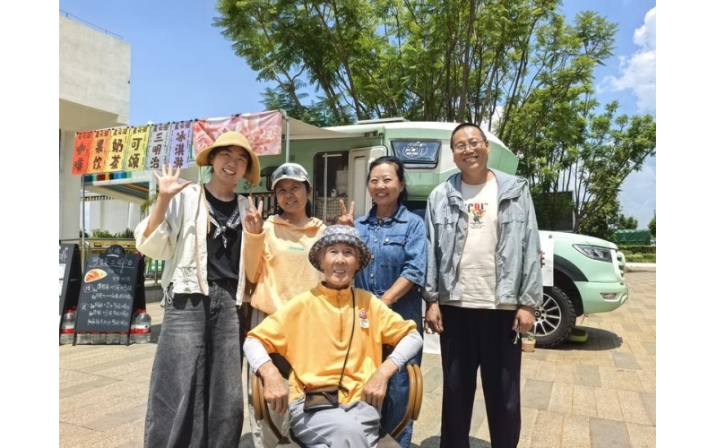 候鸟入滇记｜停在星云服务区的奶绿房车：三代&ldquo;候鸟&rdquo;，把旅途煮成一杯公路咖啡The entry of migratory birds into Yunnan - Milk green RV parked in Xingyun Service Area: Three generations of "migratory birds" cook their journey into a cup of road coffee