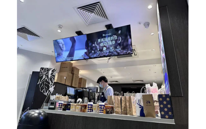 开到瑞幸、星巴克店门口，无人咖啡机要和连锁巨头&ldquo;掰手腕&rdquo;？- 浪潮之下Driving to the doorstep of Luckin Coffee and Starbucks, is the unmanned coffee machine going to compete with the chain giants? -Under the tide