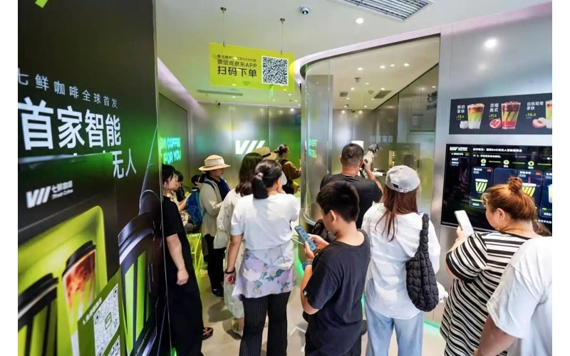 全球首家24小时智能无人咖啡店落地东城，机器人制作速度创纪录The world's first 24-hour intelligent unmanned coffee shop has landed in Dongcheng, with a record breaking robot production speed