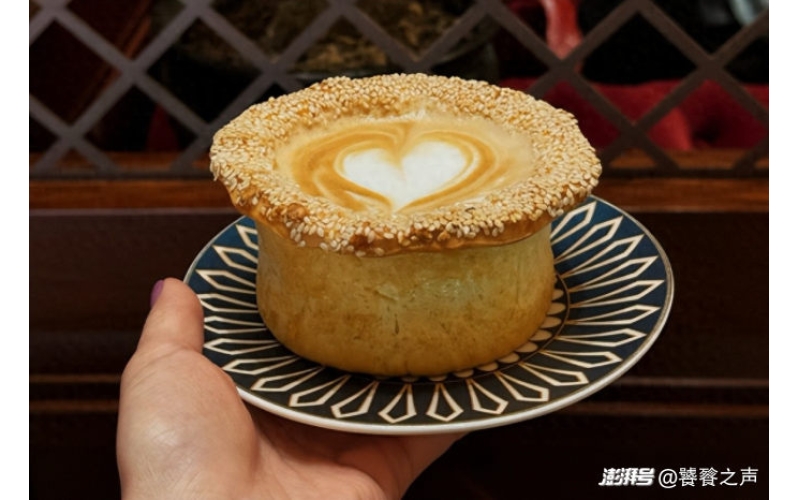 在新疆，咖啡是用热沙子&ldquo;煮&rdquo;出来的，是装在馕里的In Xinjiang, coffee is brewed with hot sand and packaged in naan